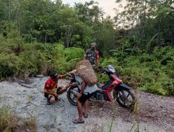 Tidak Tega Lihat Warga Kesulitan Melintas, Babinsa Sebunga Bantu Lewati Jalan Yang Rusak