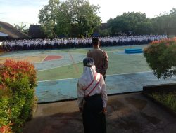 Polisi Peduli Pendidikan Sat Binmas Polresta Mataram Jadi Pembina Upacara Di SMPN 08 Mataram