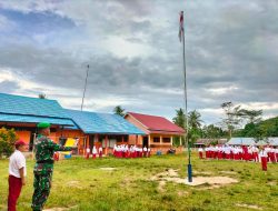 Tanamkan Rasa Cinta Tanah Air Kepada Generasi Muda, Babinsa Temajuk Jadi Inspektur Upacara Di Sekolah Dasar Perbatasan