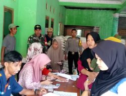 Babinsa Desa Sukarasa Laksanakan Pengawalan Pembagian Bansos