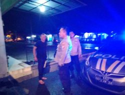 Anggota Patroli Polsek Ampenan Bantu Pengunjung Cafe Yang Tiba-tiba Kumat Sesak Nafas
