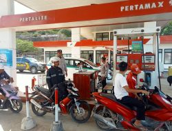 Anggota Polsek Maluk Monitoring dan Pengamanan Penyesuaian Harga BBM di SPBU Maluk