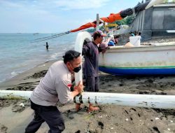 Bentuk Perhatian Polri Kepada Nelayan, Polsek Ampenan Bantu Dorong Perahu Ke Daratan
