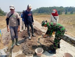 Serka, Ahmad Taufik Terjun Langsung Dampingi Warga dalam Giat Pembangunan Turap Jalan Desa
