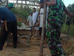 Wujudkan Lingkungan Kondusif, Babinsa Sempurna Bersama Warga Bangun Poskamling