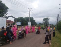 Indahnya Berbagi, Polsek Labangka Dan Bhayangkari Bagikan Takjil Kepada Pengendara