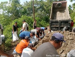 Bentuk kepedulian, Kapolsek Tigalingga bersama dengan Anggota bantu lakukan Gotong Royong Penimbunan Jalan Akibat Longsor