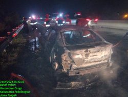 Mobil Hangus Terbakar Di jalan Tol Dua Orang Selamat