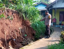 Polsek Cibinong Cek Lokasi Terkait Adanya Bencana Alam Longsor Menimpa Pondasi Rumah Warga yang Diakibatkan Curah Hujan Tinggi
