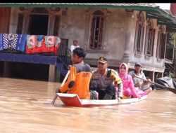 Berperahu Sampan, Kapolres OKU dan Bhayangkari Distribusikan Sembako Bantuan Kapolda Sumsel