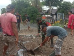 Babinsa Saing Rambi Gotong Royong Bersama Warga Timbun Jalan Berlobang