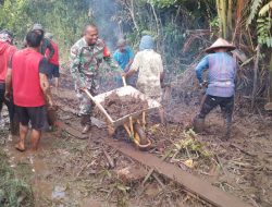 Menunggal Dengan Rakyat, Anggota Koramil 02/Sejangkung Laksanakan Karya Bakti Pelebaran Jalan
