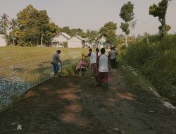 TNI – Polri Bersama Masyarakat Laksanakan Gotong Royong Penimbunan Jalan Di Pringgarata
