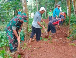 Guna Memperlancar Saat Pemakaman Serda, Osep Abdullah Bersama Warga Buka Akses Jalan Ke TPU