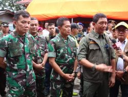 Tinjau Nagari Lima Kaum, Pangdam I/BB Serahkan Bantuan Kemanusiaan