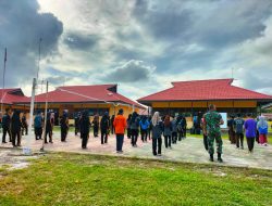 Jaga Kebugaran Babinsa Temajuk Sertu Dwi Ariyanto Ikuti Senam Bersama Guru Dan Murid SMKN Temajuk.