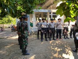 Bakti Sosial Polsek Lingsar Bersama Koramil Lakukan Gotong Royong Dan Berikan Bantuan Alat Kebersihan