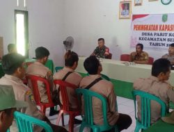 Tingkatkan Kapasitas Satlinmas Babinsa Parit Kongsi Latihkan Peraturan Baris- Berbaris