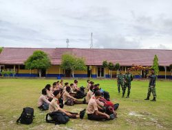Pembentukan Disiplin Generasi Penerus, Danramil 08/Paloh Berikan Pembekalan Kepada Pramuka Saka Wira Kartika SMKN Tanah Hitam