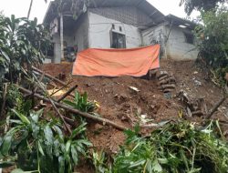 Polsek Ciawi Bersama Instansi Terkait Cek TKP Kejadian Tanah Longsor di Kampung Caringin Desa Banjarsari, Kecamatan Ciawi