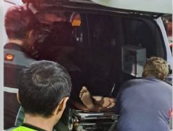 Polsek Parungpanjang Bersama Unit Laka Lantas Adanya Peristiwa Kecelakaan Lalu Lintas Antara Truk Tronton Tabrak Motor, Satu Orang Luka Berat
