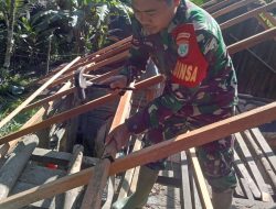 Membantu Kesulitan Rakyat Babinsa Makrampai Kopda Jainudin melaksanakan Gotong Royong Bedah Rumah Bapak Syamsuri