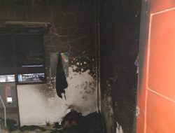 Polsek Cibinong Bersama Warga Masyarakat Cepat Tanggap Atasi Kebakaran Kontrakan di Cibinong Berhasil Dipadamkan Warga