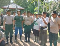 Ciptakan Harkamtibmas Melalui Kepedulian Sosial, Polsek Narmada Gotong Royong Di Pura Sinar Sakti