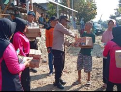 Peduli Korban Kebakaran, Polsek Moyo Hilir Salurkan Bantuan Sosial