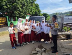 Polisi Sahabat Anak, Bhabinkamtibmas Desa Mapin Kebak Sambangi Anak Sekolah