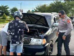 Hindari Kemacetan, Gerak Cepat Kasat Lantas Polresta Mataram Bantu Masyarakat Alami Mobil Mogok