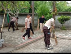 Peduli Tempat Ibadah, Polsek Selaparang Gotong Royong Dan Bersih – Bersih di Pura Dalem Siwa Prastha