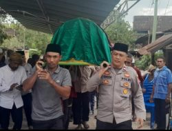 Polri Peduli Kedukaan, Polsek Lape Bantu Prosesi Pemakaman Warga