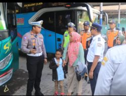 Sosialisasi Keselamatan, Kasat Lantas Polresta Mataram Turun Langsung Bersama Mitra Terkait Cek Angkutan Umum