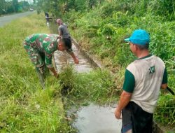 Cegah Banjir, Babinsa Galing Gotong-Royong Bersama Warga Bersihkan Parit