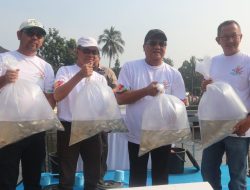 Jaga Fungsi Setu Pemkab Bogor Lakukan Tebar Benih Ikan Dan Penanaman Pohon di Situ Plaza Cibinong
