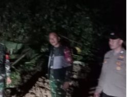 Polsek Nanggung Bersama Instansi Terkait Lakukan Cek Lokasi Adanya tanah Longsor pasca hujan deras yang mengakibatkan penutupan material tanah longsor ke bagian jalan