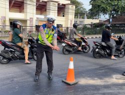 Aksi Peduli Keselamatan Lalulintas, Polantas Polresta Mataram Bersihkan Tumpahan Oli di Aspal
