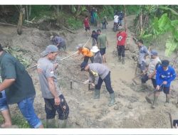 Polsek Nanggung Bersama Instansi Terkait Cek Lokasi TKP Adanya Tanah Longsor Menutup Akses Jalan di Desa Malasari, Nanggung Berjibaku Evakuasi Membuka Akses Jalan Yang Tertutup