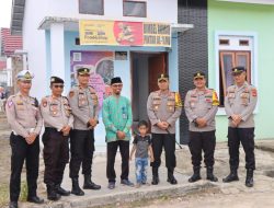 Kapolres Okut Beri Bansos Kepada Pendiri Rumah Al-Qur’an dalam Rangka Hari Bhayangkara ke 78 Polres Oku Timur