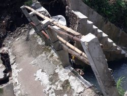 Polsek Ciomas Cek TKP Lokasi Adanya Robohnya jembatan penghubung antara kel.padasuka dan Desa Ciomas Rahayu