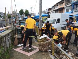 Polres Dairi Gelar Bakti Sosial Membersihkan Sampah di Pusat Pasar Sidikalang