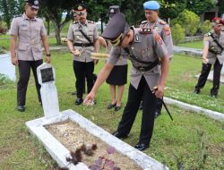 Kapolres Dairi Pimpin Upacara Ziarah Rombongan Dan Tabur Bunga Di Taman Makam Pahlawan