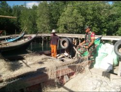 Babinsa Temajuk Komsos Bersama Nelayan Dan Ingatkan Tentang Cuaca Ektrem
