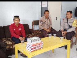 Kapolsek Kayangan Berikan Bantuan Iqro dan Al Qur’an di Ponpes Almuttaqim Gumantar*