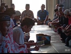 Kasat Tahti Berikan Pembinaan Rohani Bagi Seluruh Tahanan di Rangkaian Dengan Membaca Surat Yasin*