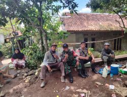 Babinsa Bersama Binmaspol Desa Sirnarasa Bersama Tokoh Masyarakat Kampung Garogol Kompak Laksanakan Kerja Bakti