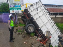 POLSEK CILEUNGSI BERSAMA UNIT LAKA LANTAS LAKUKAN OLAH TKP ADANYA KECELAKAAN ANTAR TRUK YANG MASUK KE KALI