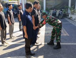 Tingkatkan Kedisiplinan BKD Desa Loyok,Babinsa Koramil 1615-09/Sikur Latihkan PBB