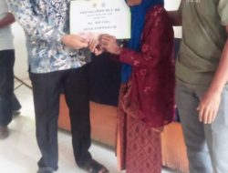 Kades Sukagalih Salurkan BLT Dana Desa Secara Simbolis Kepada 51 KPM